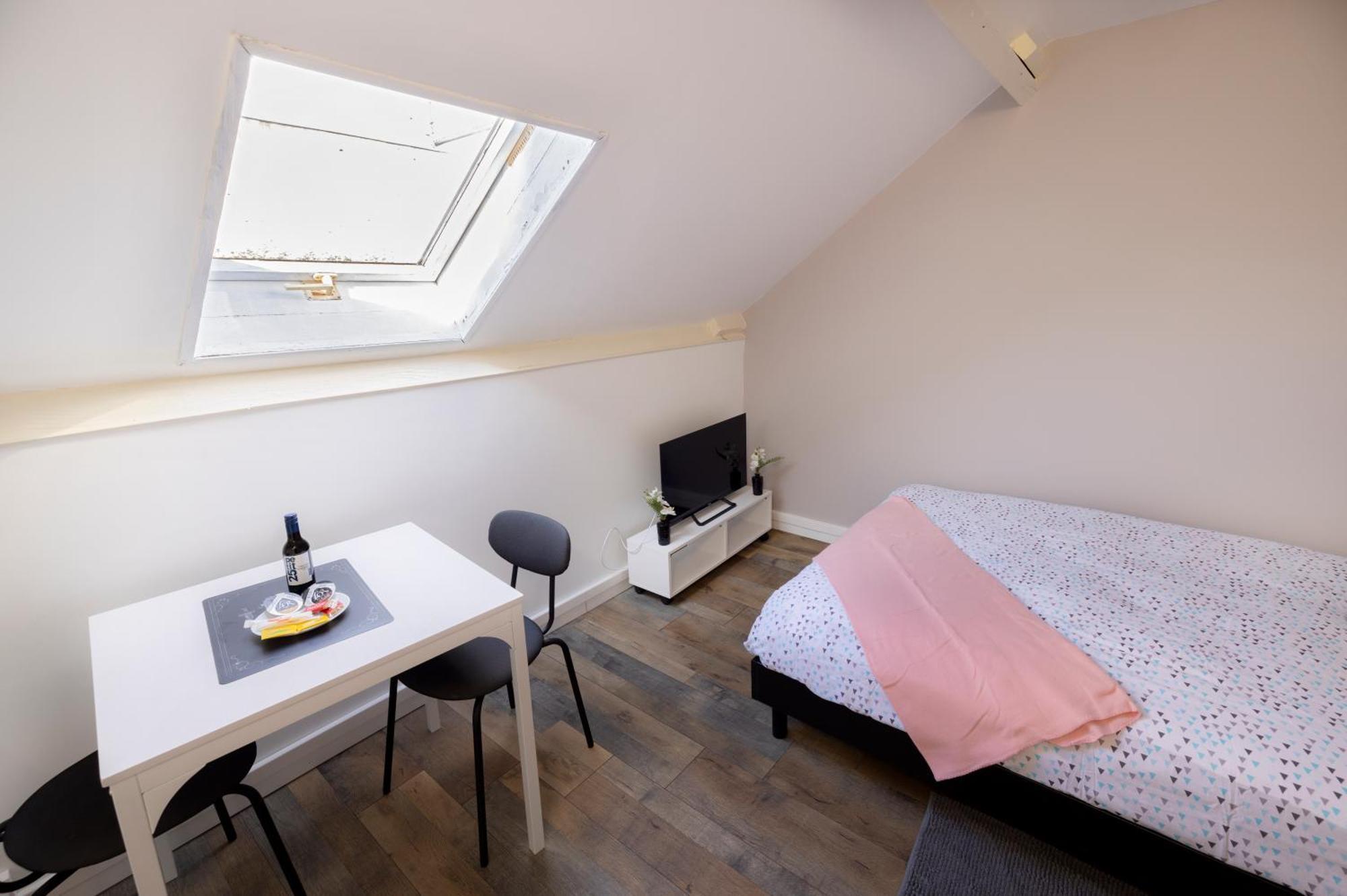 Ld-Location Hotel Монлюсон Экстерьер фото